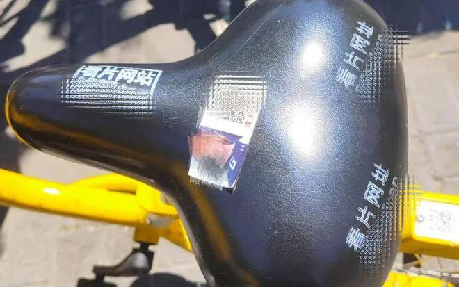 ng28南宫北京陌头的同享单车算是被低俗小告白盯上了……(图2)